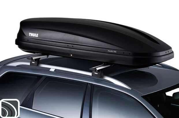 Thule Pacific 780 skibox dakkoffer op auto