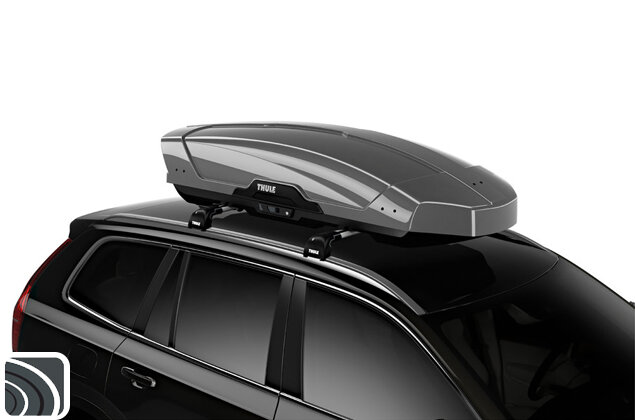 Thule Motion XT L Titan Glossy schuin op auto