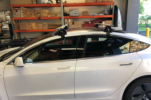 Yakima dakdragerset met Tesla model 3 zijkant