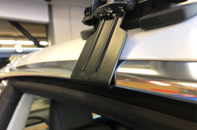 Yakima dakdragerset met Tesla model 3 klem om dakrand