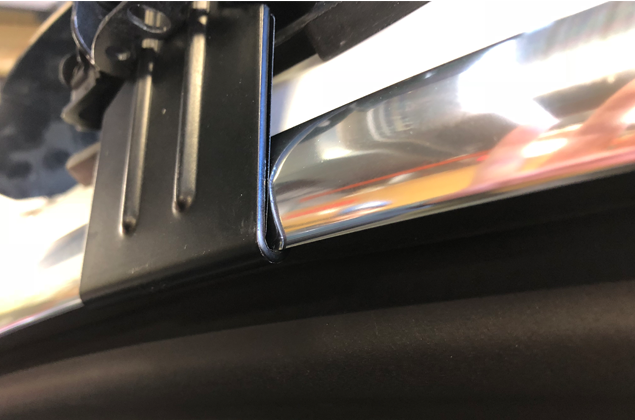 Dakdragers Tesla Model 3 rood schuin voor klem