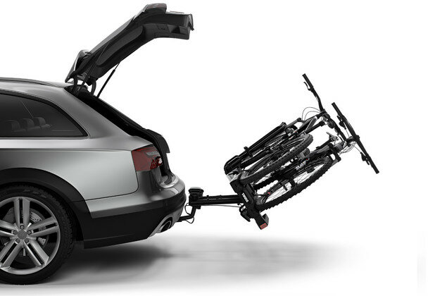 Thule EasyFold XT 2 (933) op trekhaak met kofferbak open