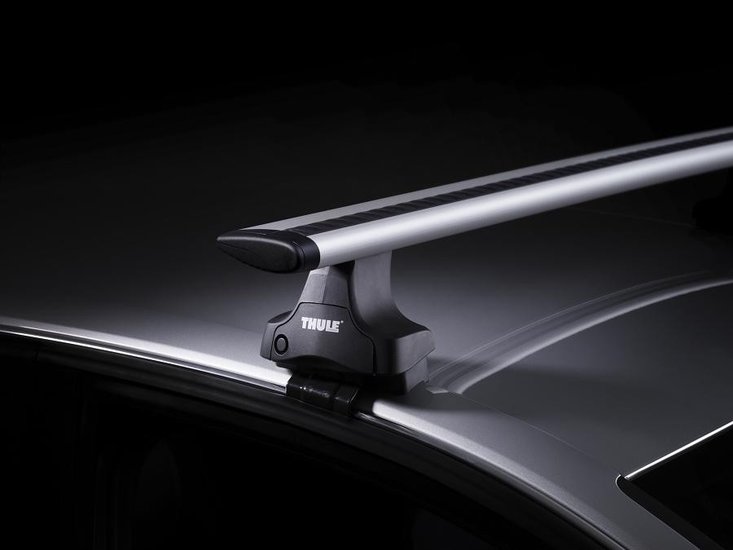 Thule-754-dakdrager-met-wingbar-op-auto