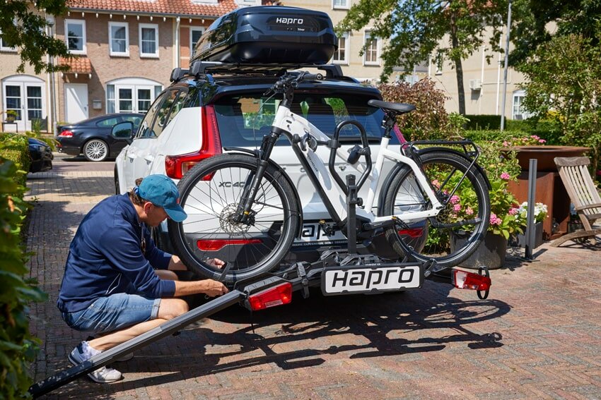 Hoe bevestig ik een fietsendrager op de trekhaak? 